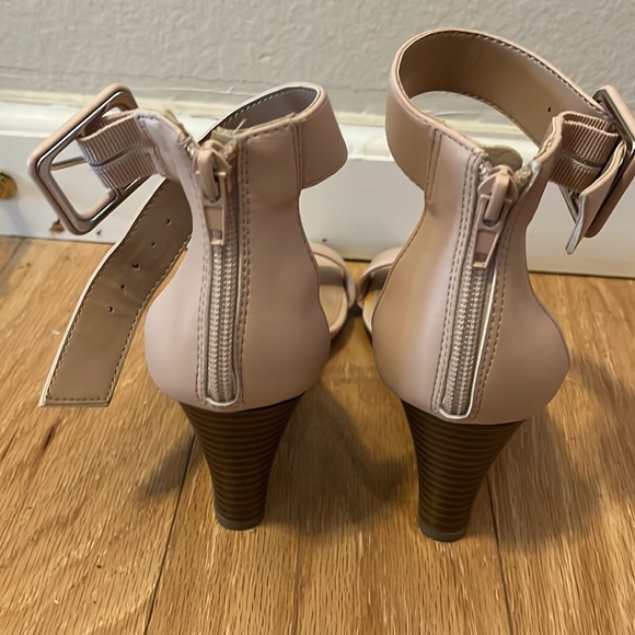 New Wedge Ankle strapped heels cream color - Picture 2 of 6